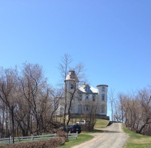 Curieuse construction à l'allure de château forteresse